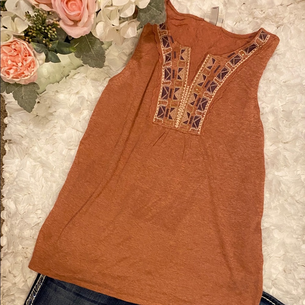 Cute sleeveless shirt.